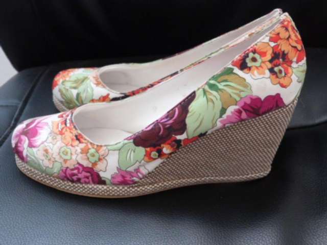 Vendo o cambio zapatos de flores dama talla 36 37 en Bucaramanga 